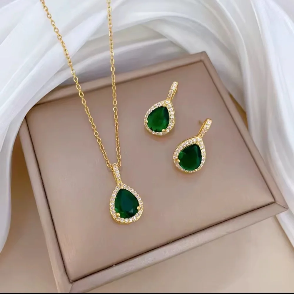 Green Water Droplet Zircon Pendant Necklace Earrings Set

Stainless Steel - Picture 9 of 10